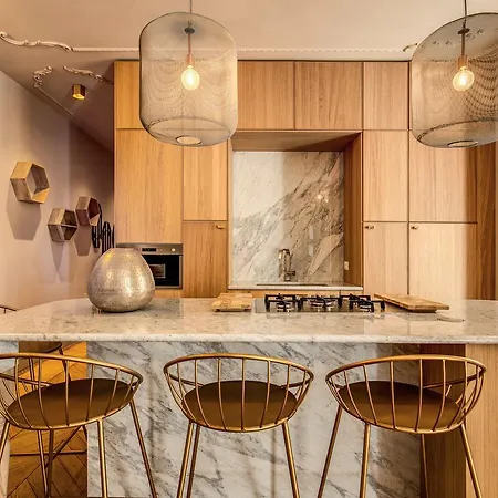 Decharme With Terrace In Monti Appartement