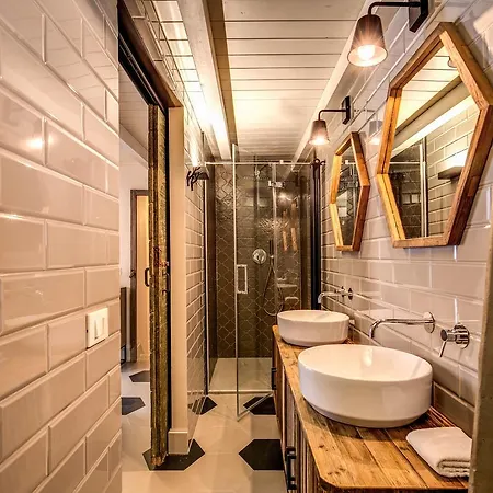 Decharme With Terrace In Monti Appartement